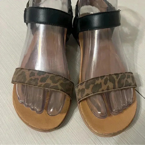 UGG Girls' Rynell Leopard Print Sandals - Picture 5 of 10
